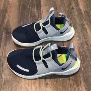 Youth boys size 1 Nike no tie shoes